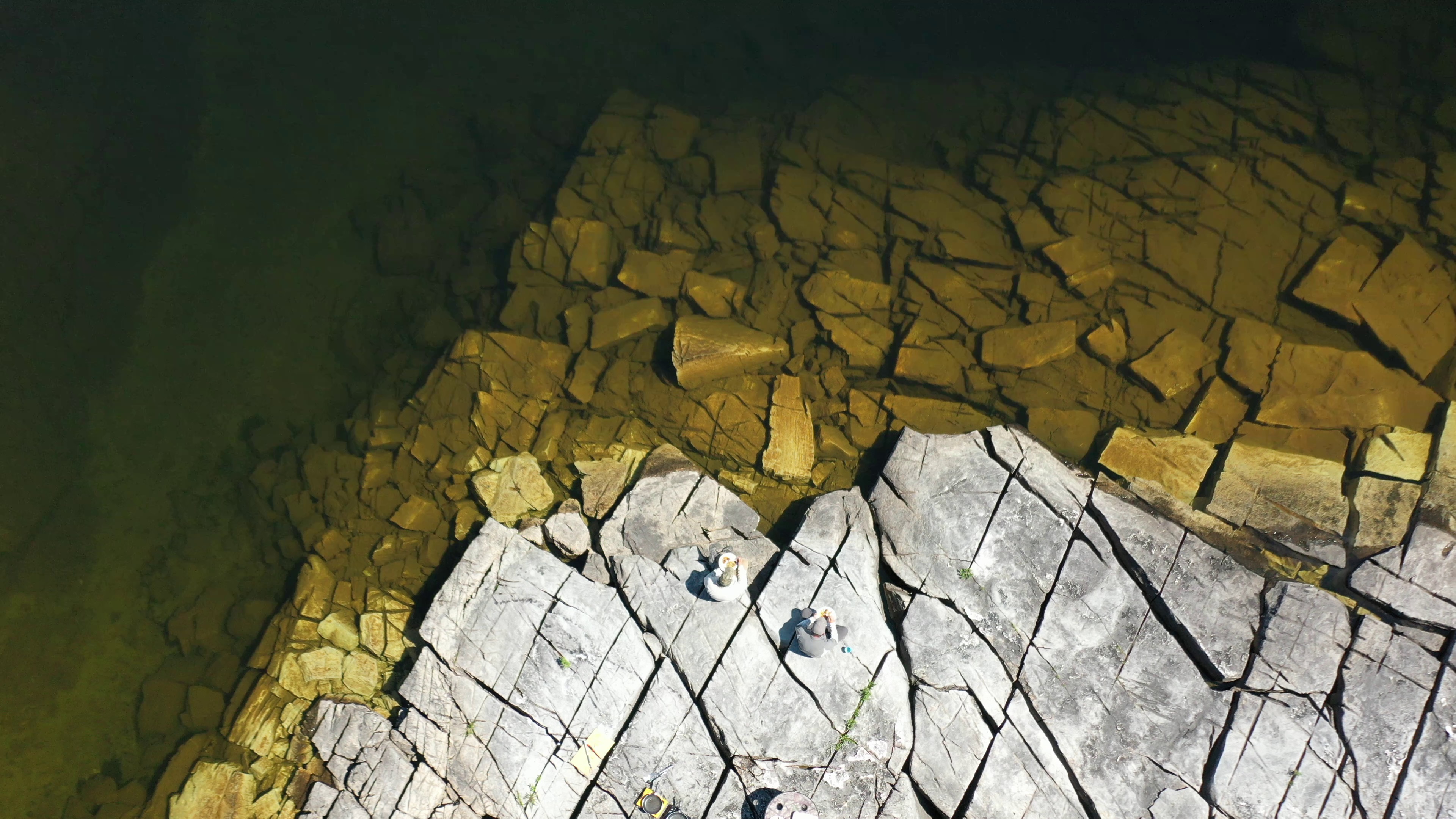 Image lac fond rocheux