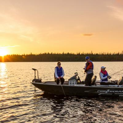 Pêcheurs dans embarcation Lac Waconichi 